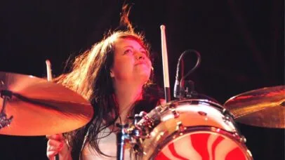 Daily Mail procura a baterista Meg White e fotografa a mulher errada em Detroit