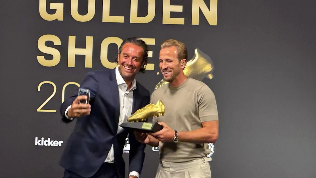 Luca Toni hält Laudatio - Goldener Schuh für Kane