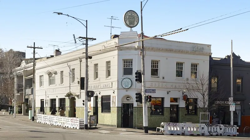 Politics, footy and fans: True-blue historic Carlton pubs for sale