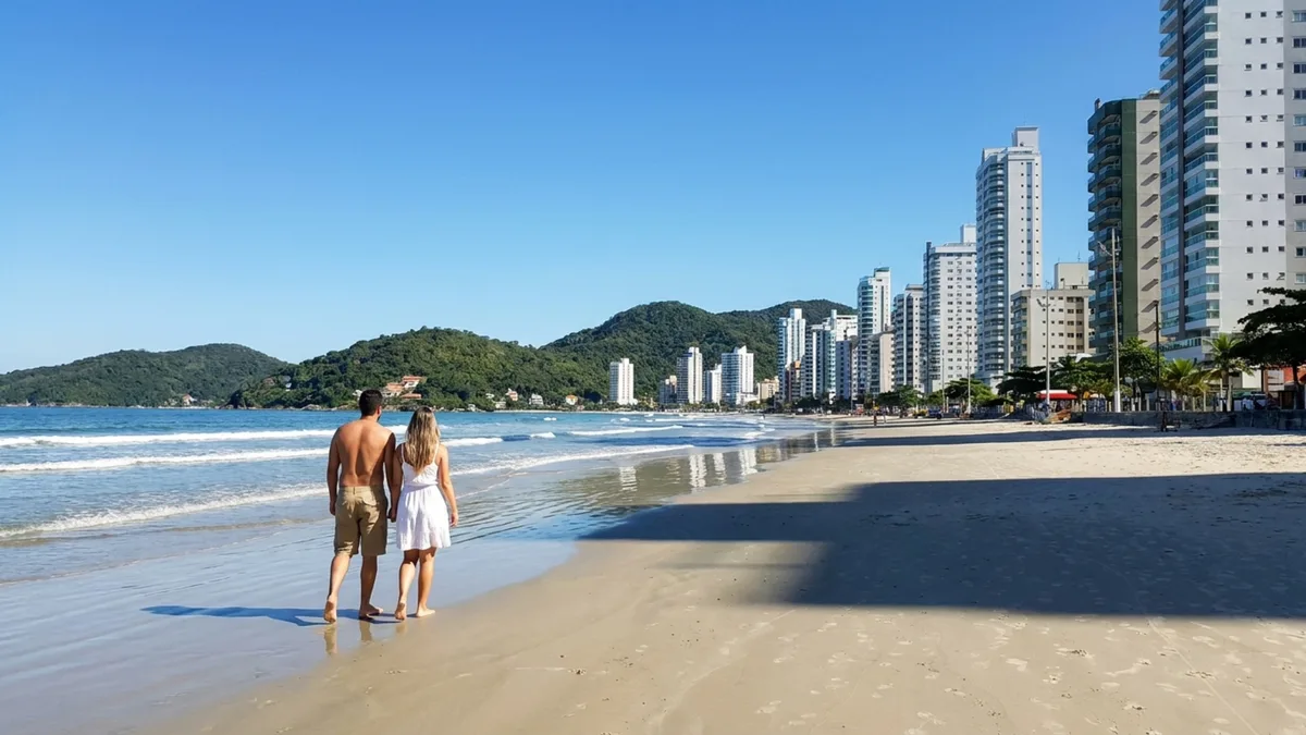 Cresceu dez vezes mais que o Brasil no último Censo: o balneário catarinense entre Balneário Camboriú e Bombinhas onde a habitação tira nota quase máxima