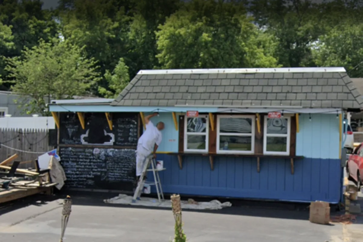 A customer berated a teenage ice cream shop worker over 20 cents charge. Then the donations flooded in