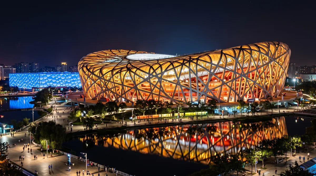 Feito com a maior e mais complexa estrutura de aço do mundo, este estádio olímpico com aparência de galhos entrelaçados de um ninho foi projetado de forma engenhosa para resistir a terremotos de magnitude 8.0