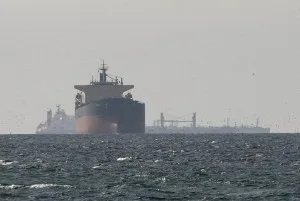 Fluxo de navios de carga no Estreito de Ormuz cai a níveis mínimos, diz empresa