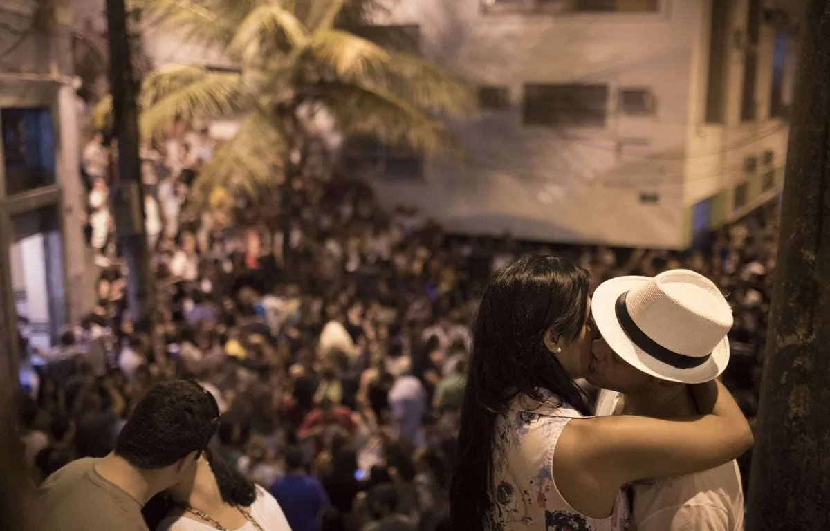 C’est quoi « la règle des trois secondes » en dating au Brésil qui fait parler les réseaux sociaux ?