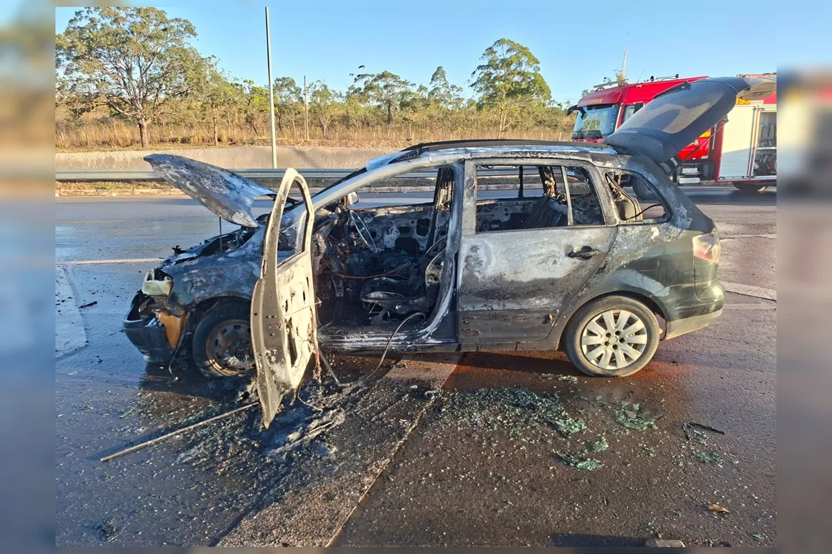 Carro é consumido por chamas e fica destruído em meio a rodovia no DF