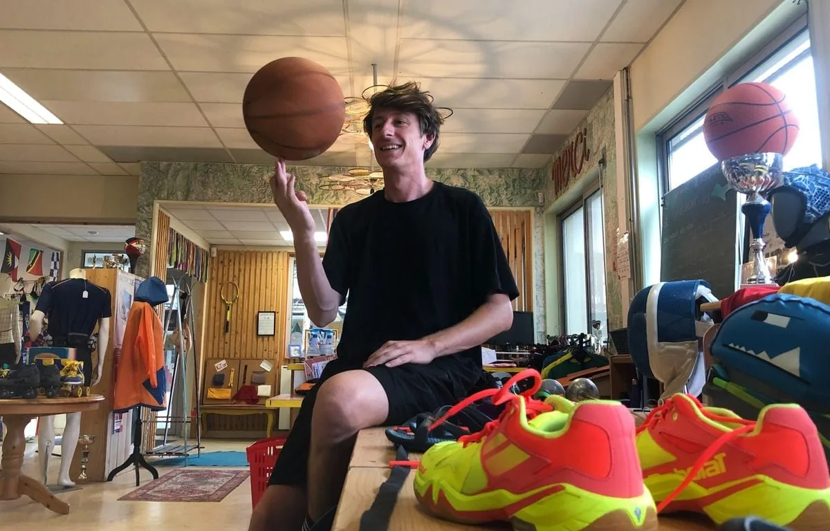 « C’est parfois dur de s’en séparer »… Que faire de tous les articles de sport qui encombrent nos placards ?