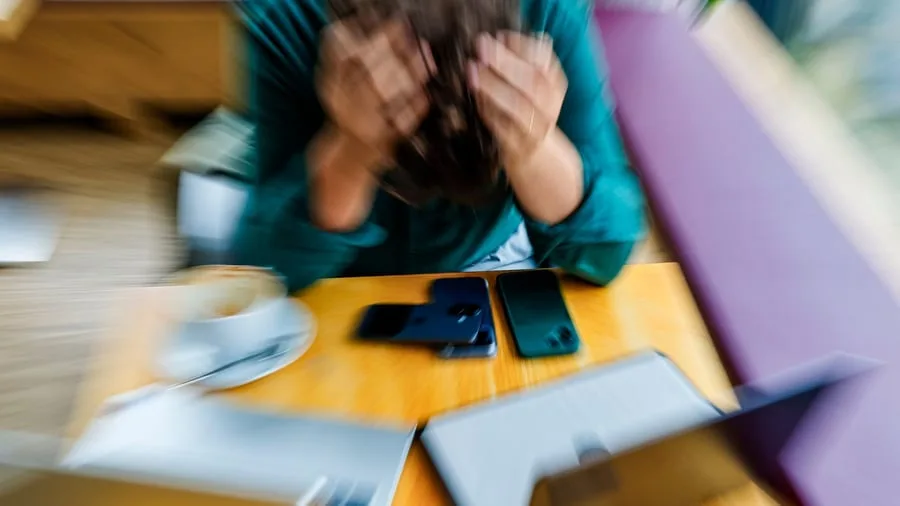 Dauerstress im Job: Überlastet im Job: Sport und Achtsamkeit sind keine Lösung