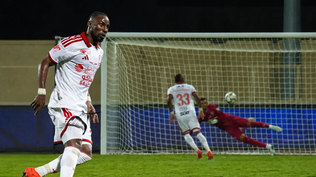Julián Quiñones marca golazo a lo Panenka y da dos asistencias en la goleada del Al Qadsiah