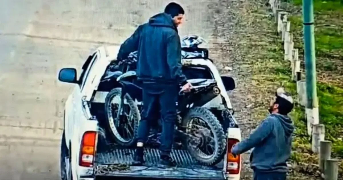 Cargaban una moto en una camioneta y el 911 detectó que tenía pedido de secuestro por robo en Allen