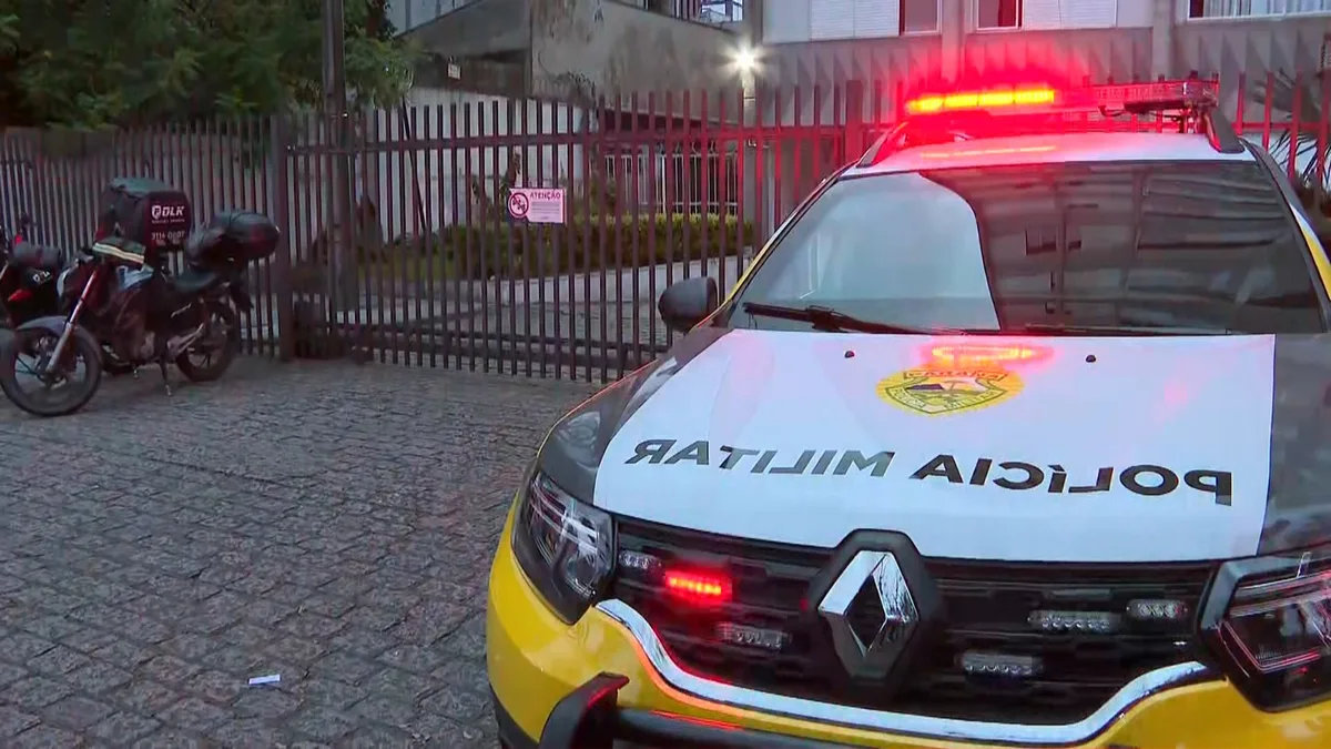 Moradores estranham sumiço de vizinhos e latidos de cachorro, entram em apartamento e encontram pai, mãe e filho mortos em Curitiba
