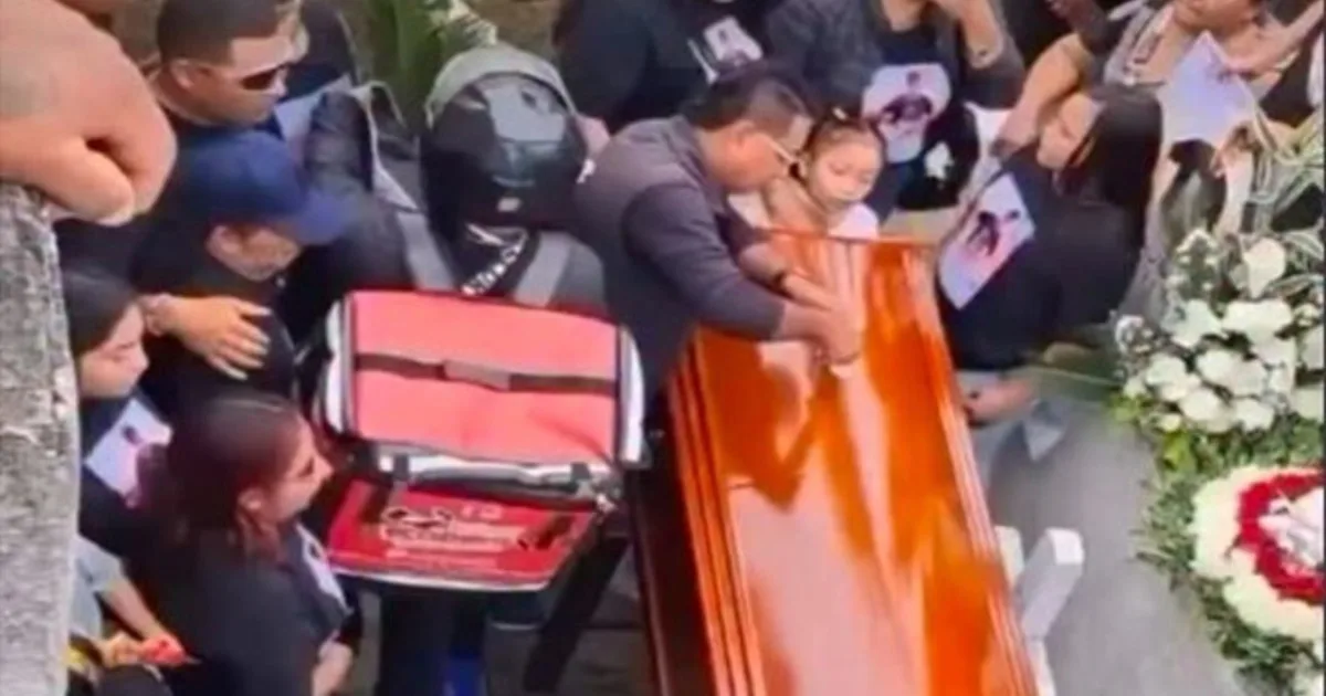 La entrega bizarra: un repartidor llevó un pedido a un entierro y sucedió algo terrible