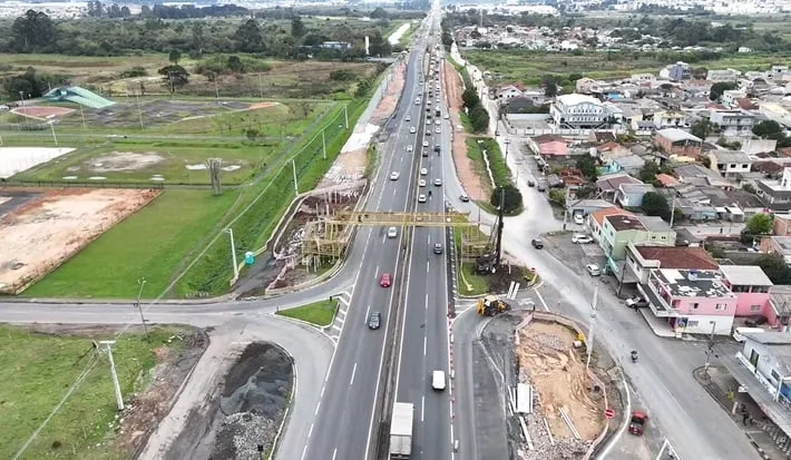 Construção de nova passarela na BR-277 altera acesso a bairro de Curitiba; veja como fica