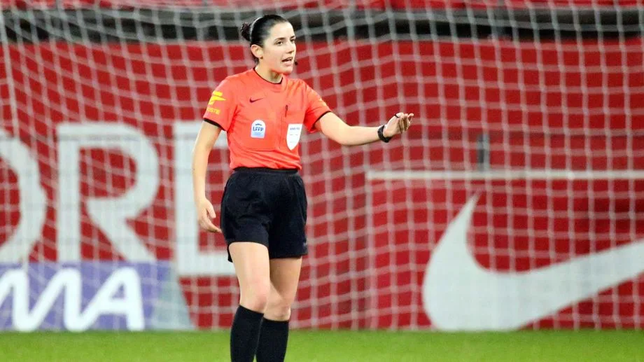 "Un outil extraordinaire d'éducation" : une arbitre de football partage son expérience avec des collégiens