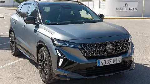 Probamos el Renault Austral 'made in Spain': ágil como un coche más pequeño y con casi 1.100 km de autonomía