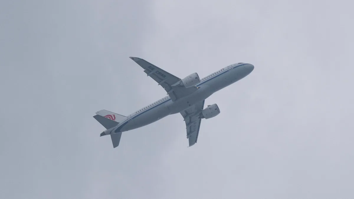 Guerra e escassez de aviões reduzem para metade lucros das companhias aéreas