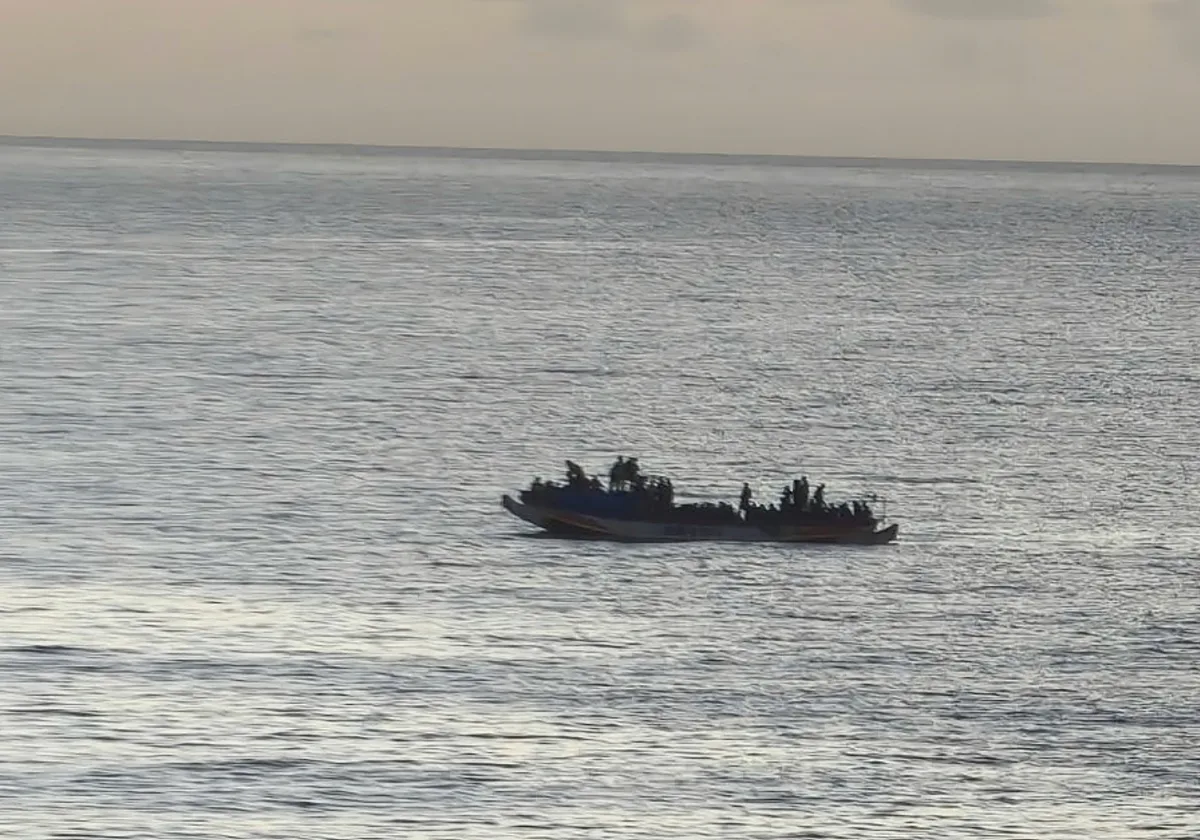Más de 500 y subiendo: escoltado a Tenerife un cayuco con 120 personas a bordo