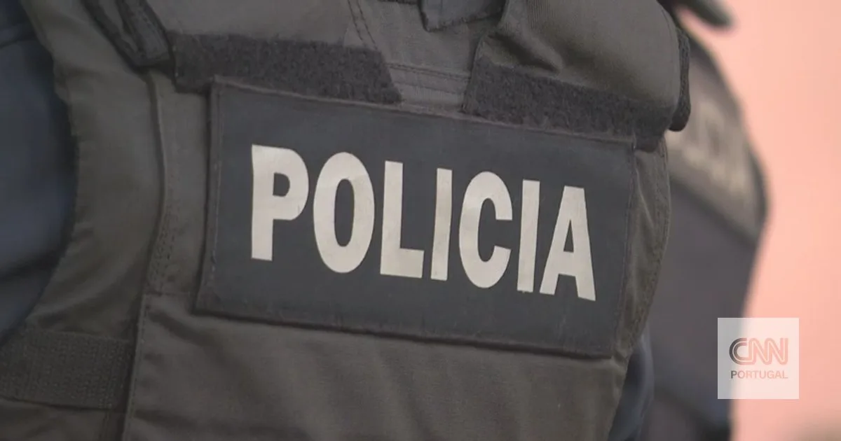 Condutor apanhado com álcool, foge e atropela dois polícias em Portimão