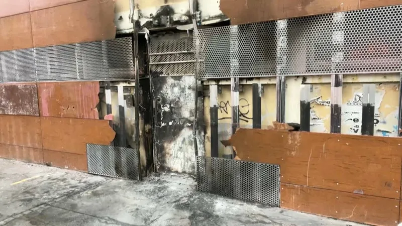 Colère lycéenne: un poste de police incendié à Bordeaux, une enquête ouverte pour "tentatives d'homicides volontaires aggravés"