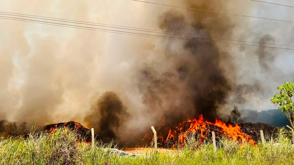 VÍDEO: Incêndio em lixão de Iranduba continua após mais de 21 horas; fogo se aproxima de casas e fiação