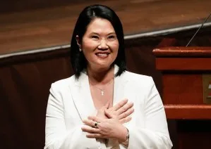 Governo Fujimori quer proibir maquiagem e cabelo tingido em escolas do Peru
