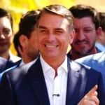 Flávio Bolsonaro volta atrás e diz que irá a debate presidencial da Band