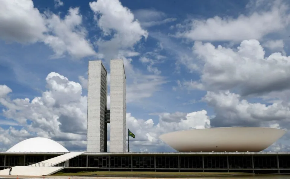 CCJ do Senado aprova PEC da Segurança Pública que endurece penas contra facções criminosas