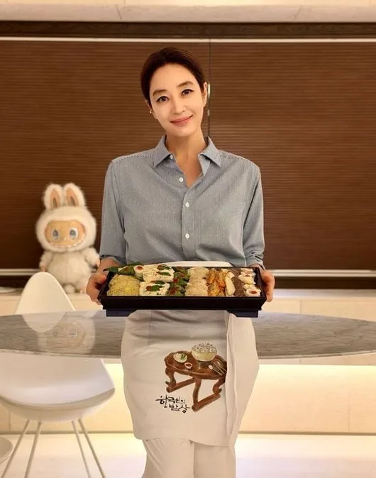 56세 김혜수, 앞치마 입고 수줍은 추석 인사..명절 음식도 직접 했어? [핫피플]