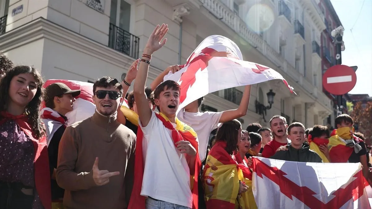 La acampada de Sol resiste a los ataques y provocaciones de los ultras el 12 de octubre: "Sigue habiendo mucho fascismo"
