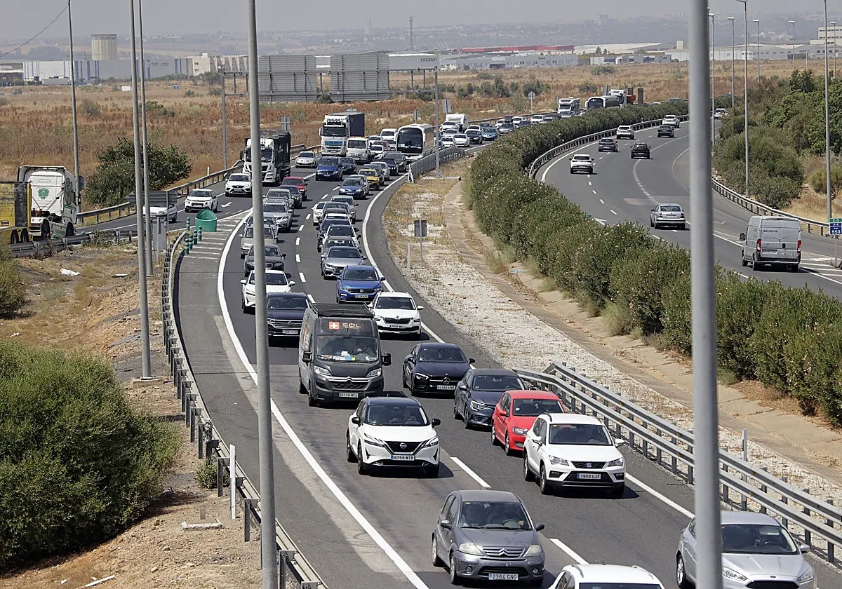 Más de ocho kilómetros de retenciones en la AP-4 por la aglomeración de tráfico de vuelta de Cádiz a Sevilla