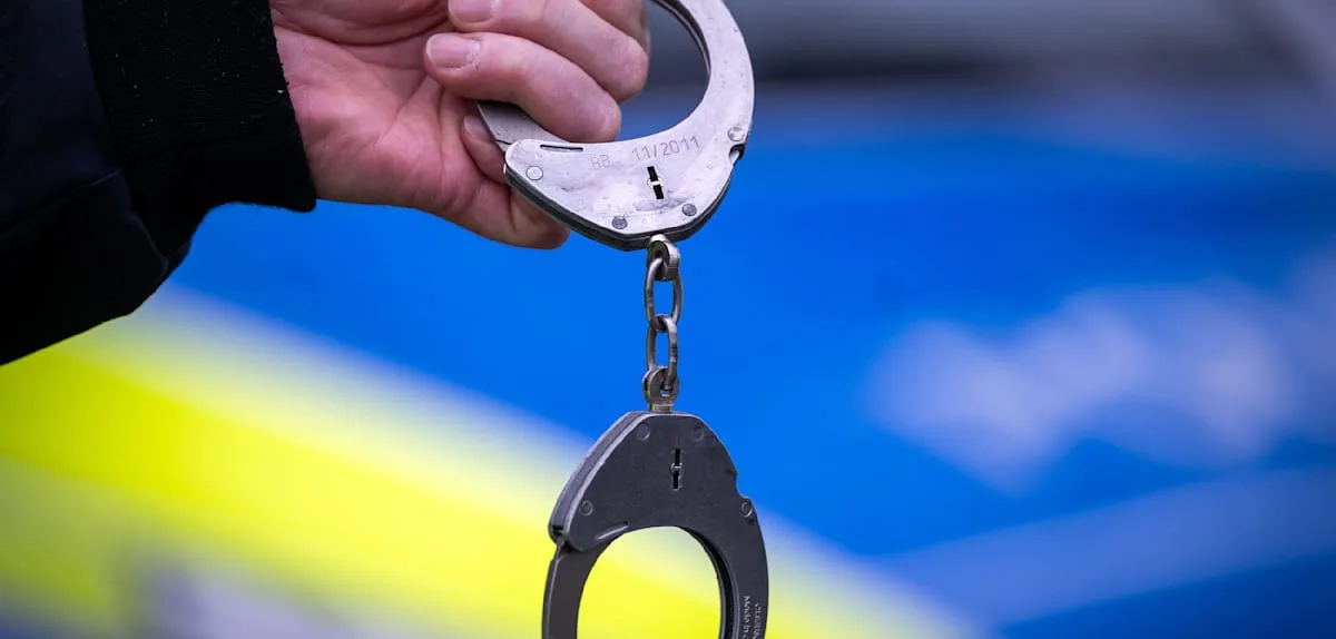 Vermummte Angreifer befreien Häftling während Arztbesuchs – Polizei warnt Bevölkerung