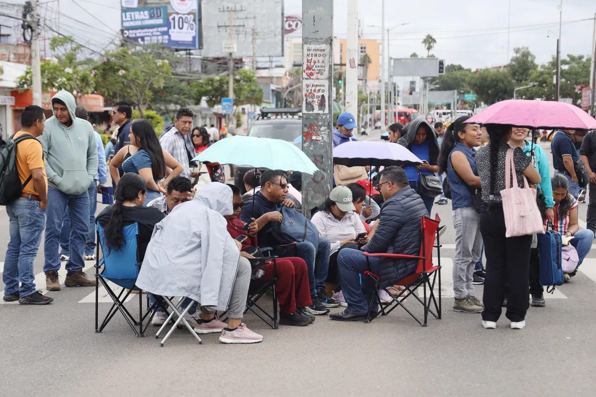 Maestros protestan en IEEPO de Oaxaca contra plazas de ‘aviadores’; exigen auditoría