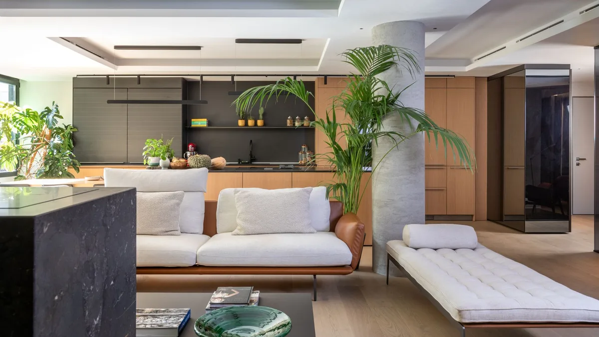 Una casa familiar en pleno Madrid que reinventa el minimalismo cálido con madera, vidrio ahumado y espacios abiertos a la naturaleza