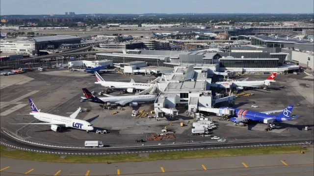 Voos suspensos em vários aeroportos dos EUA após problema de comunicação