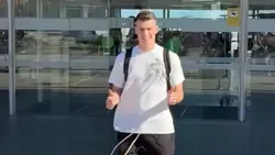 VÍDEO: Dominik Livakovic aterra em Barcelona para ser reforço