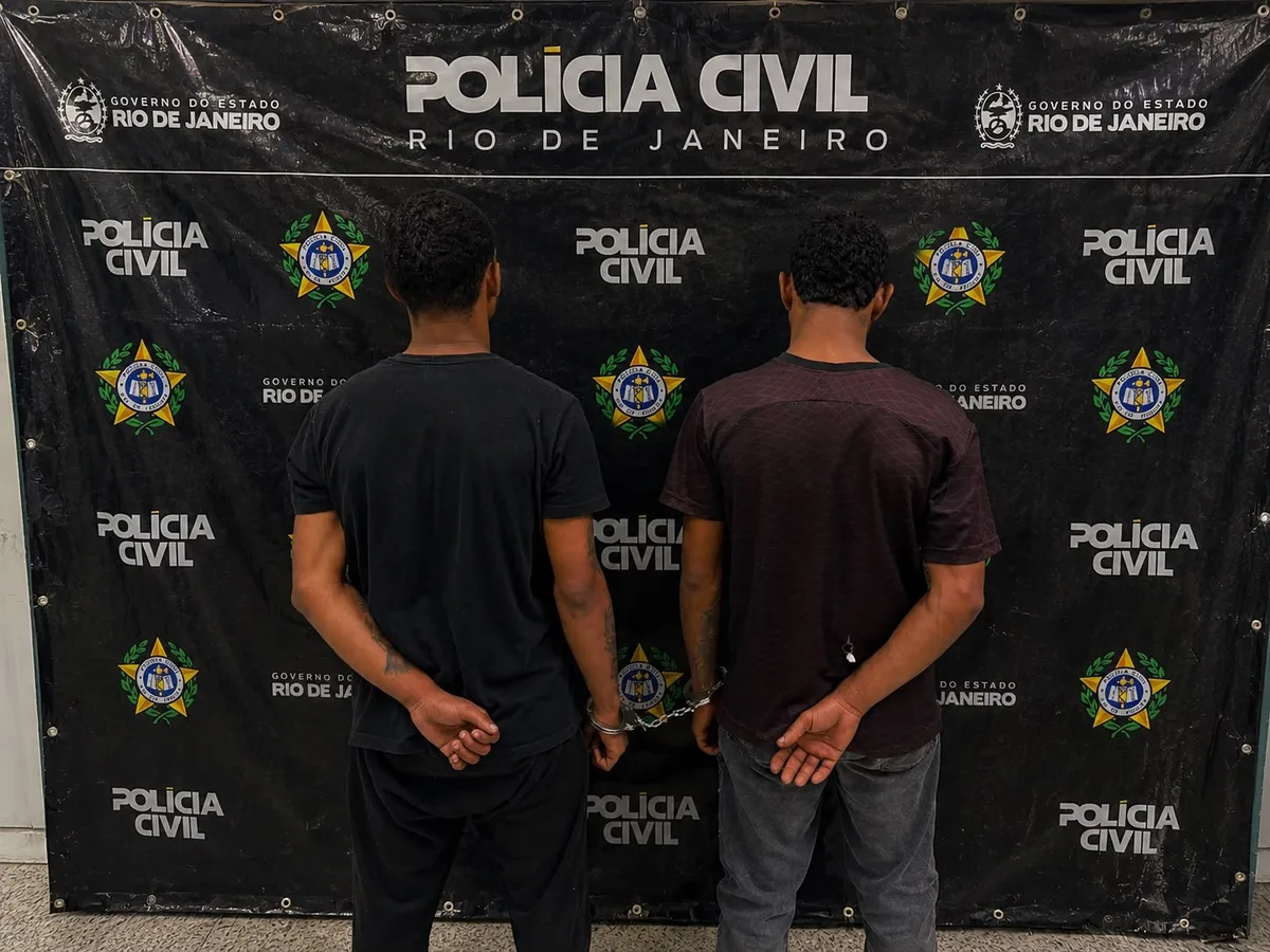 Vídeo mostra momento em que funcionário da Prefeitura de Cabo Frio é abordado com tiros; dois são presos