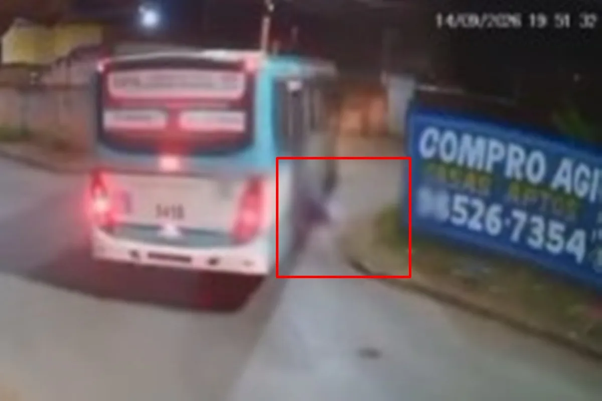 Ônibus passa por cima de motociclista em rua de Águas Lindas de Goiás