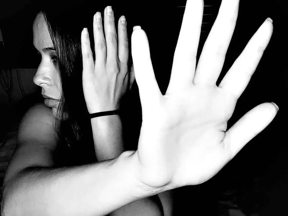Mulher denuncia o marido com bilhete em prontuário médico