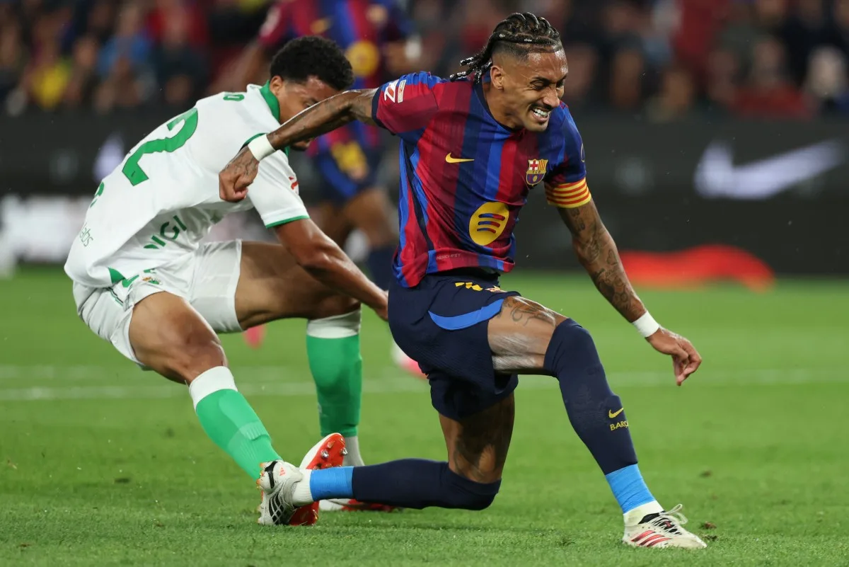 Ex-Vitória comete dois pênaltis em goleada sofrida contra o Barcelona