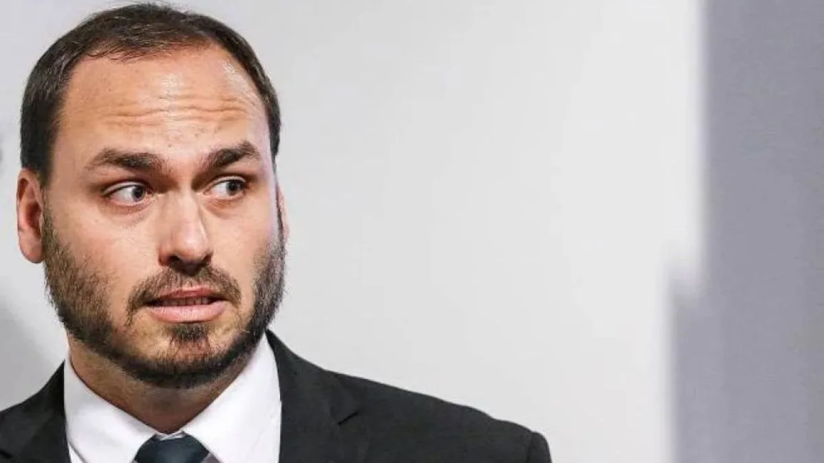 Candidato ao Senado em SC, Carlos Bolsonaro imprime material de campanha no Rio de Janeiro