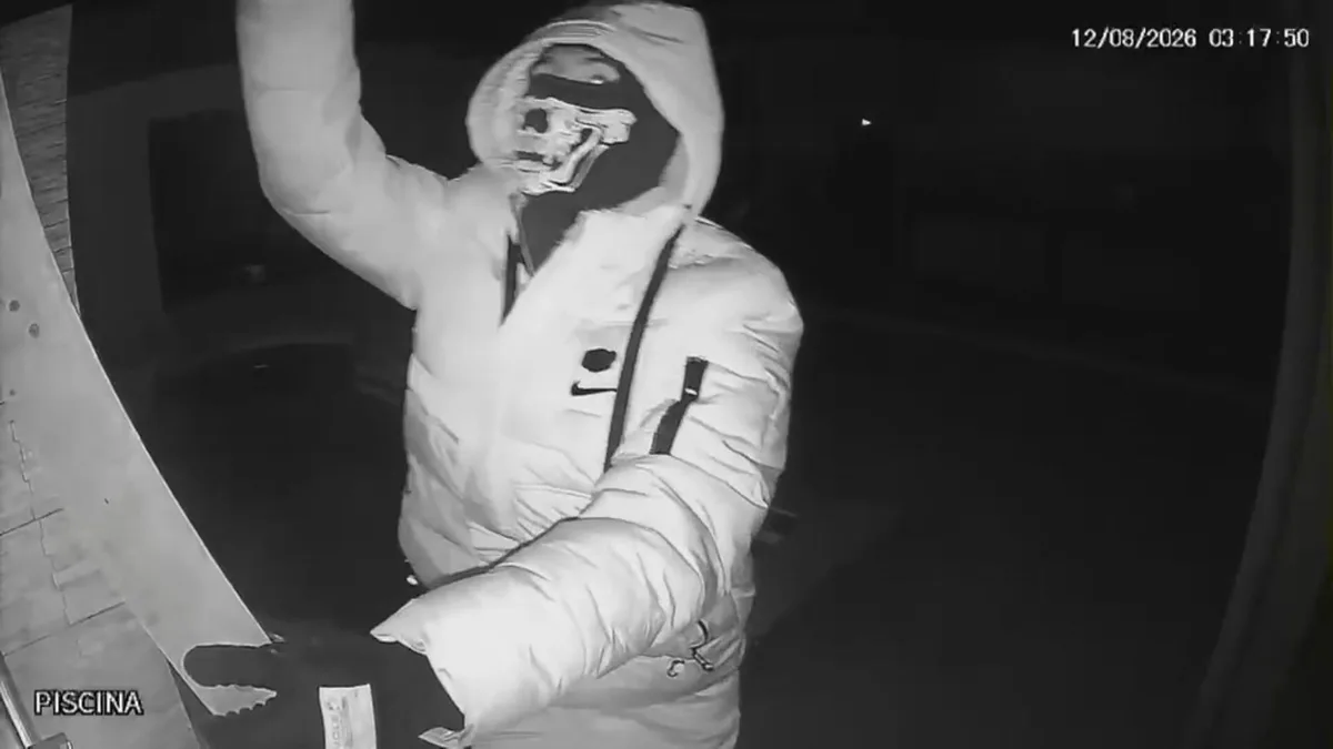 VÍDEO: homem tenta roubar casa de PM, acaba baleado e foge mancando em Mesquita