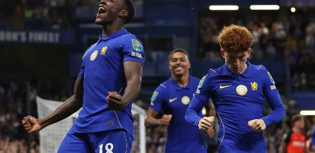 Chelsea vence o Luton Town com ajuda de Estêvão e avança na Copa da Liga