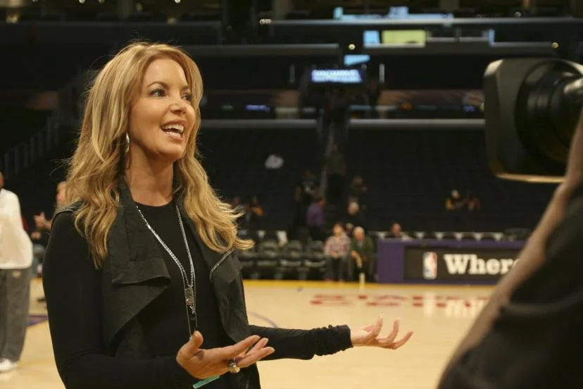 Propriétaire historique des Los Angeles Lakers en NBA, la famille Buss vend ses dernières parts : « Nous retirer avec dignité tant que nous le pouvons encore »
