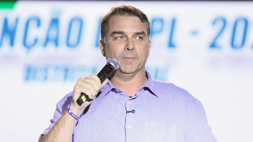 Endereço usado na falsa filiação de Flávio Bolsonaro ao Missão gera zoeira nas redes