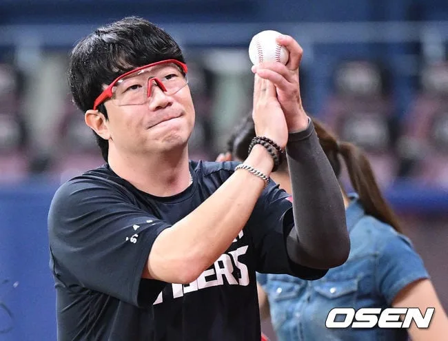 [사진]'13시즌 연속 100이닝'에 승리까지 챙긴 KIA 양현종, '기념구 꼭 쥐고 감사 인사'
