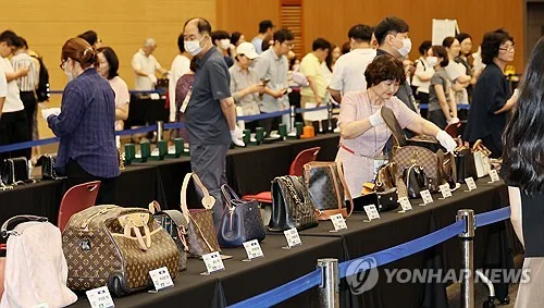 "상처 난 C급 샤넬백도 1천101만원"…압류품, 감정가 2.4배 낙찰