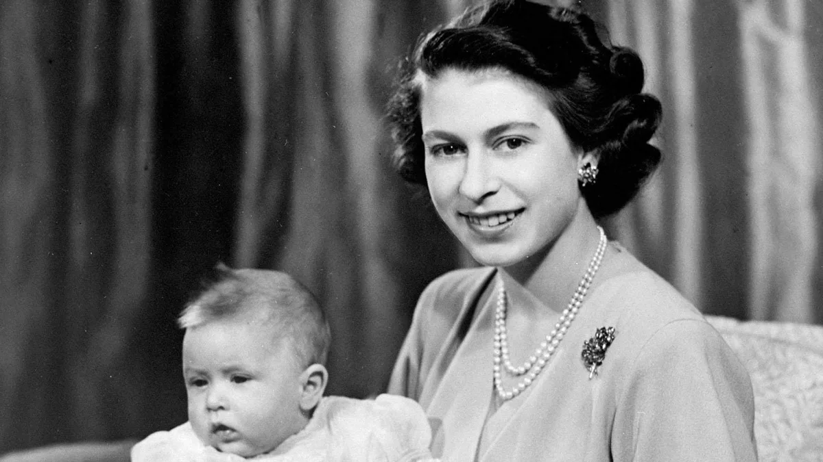De las nodrizas a la lactancia: así cambió la reina Isabel II la maternidad de la Familia Real