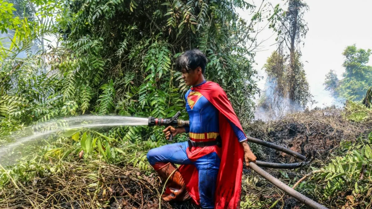 Superman gegen die Flammen: Verkleideter Jugendlicher in Indonesien bekämpft Waldbrände