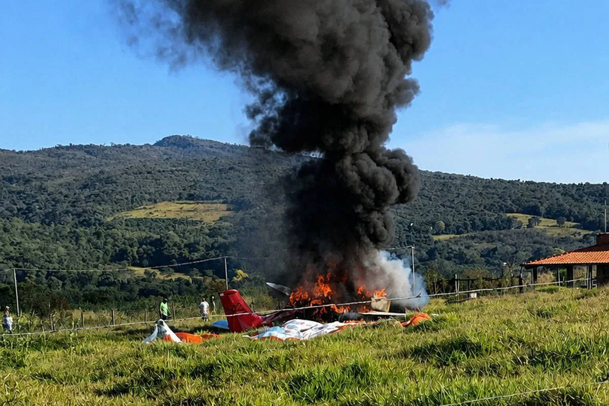 Avião de pequeno porte sofre pane e cai na Grande BH; piloto foi socorrido com ferimentos leves
