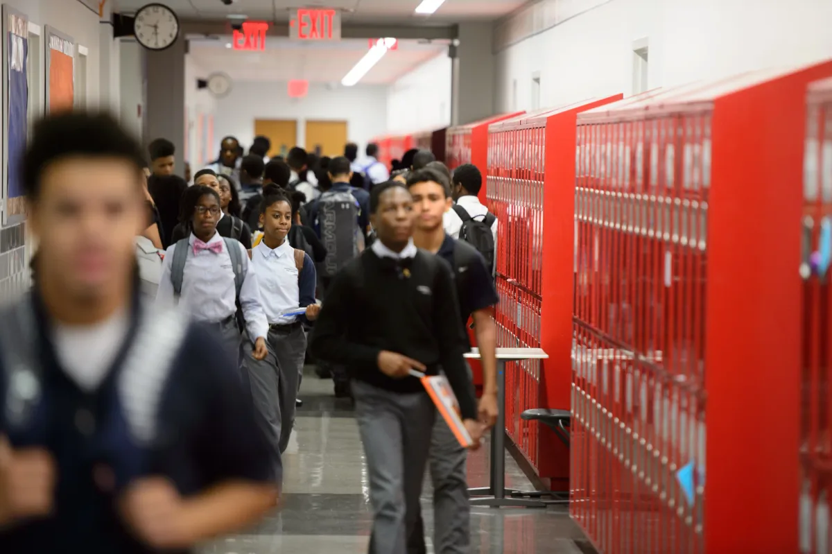 Nueva York prohíbe el uso de la IA en las escuelas de educación primaria e intermedia