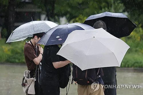 8월 마지막 주말 장마철처럼 비 온다…남부에 호우 예상